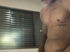 LIPE DOTADO COMENDO O BRINQUEDINHO E DANDO UMA GOZADA FARTA