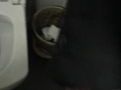 Экстрим в торговом центре , дал в рот своему парню в туалете