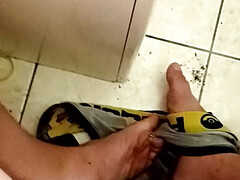 Oniasura masturbates on toilet and cum on his feet