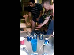 Agarrou os bagos do amigo gostoso