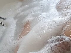 German Boy taking a bath and jerking off until he cums