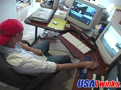 Twink Bryan Summers jams his cock while watching porn in solo finish