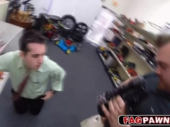 Willing dude deep throats and gets rammed in the culo