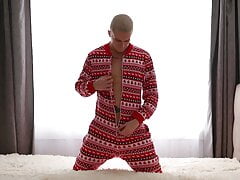 Young twink plays with new vibrator and cums from it