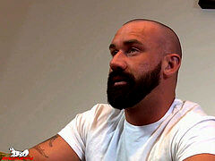 Tommy Sparks removes his shorts & embarks wanking his manstick