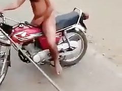 en la moto desnudo
