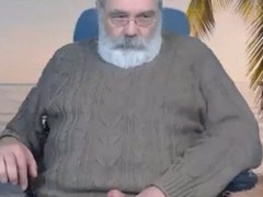 Daddy cums on Cam during steamy session