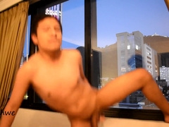 Metiendome el consolador al pie de la torre Colpatria en Bogotá