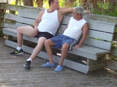 Abuelo y gordito: sexo público con maduros amateurs