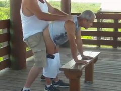 Gordito se folla a abuelo en la calle