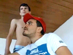 Latinos fajando y jugando con sus backsides peludos y pollas