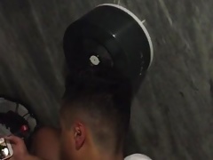 Espiando o gostoso tocar uma no banheiro