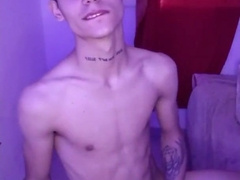 WEB CAM DE GAY-FOR-PAY MASTURBANDOSE MIENTRAS FUMA