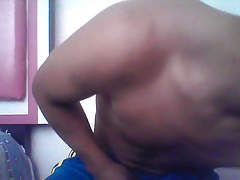 jovencito masturba frente a webcam