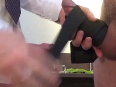 Le tailleur soccupe de stepson customer