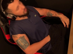Hj SPUNKING firm on the gamer tabouret - filmed from above in secret