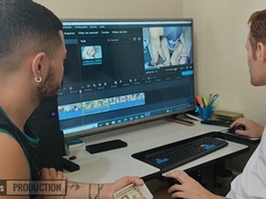 Sem um passivo a mão o tesão falou mais alto e eles decidiram gozar juntos