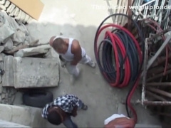 Sur Le Chantier. 6 Ouvriers Se Font Sucer Par Un Collegue