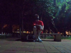 Studs in white stocking fap and finish off in the park, many passersby are observing