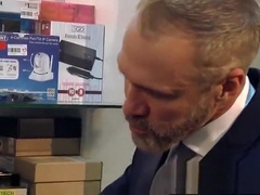 Dando gostoso pro cliente da loja