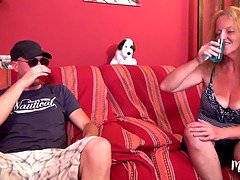 Gros seins, Blonde, Sucer une bite, Femme couguar, Gorge profonde, Mature, Mère que j'aimerais baiser, Maman