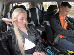 Leie, Blondine, Auto, Schwanz, Lecken, Natürlichen titten, Im freien, Muschi