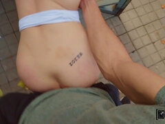 Sucer une bite, Voiture, Gorge profonde, Nue  à poil, De plein air, Petite femme, Chatte, Rasée