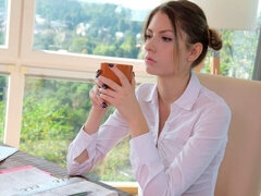 Noire, Sucer une bite, Mignonne, En levrette, Chatte, Rasée, Jupe, Nénés