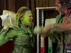 Bruinharig, Vrouwen gevecht, Vrouw, Brillen, Naakt, Rok, Tieten likken, Nat