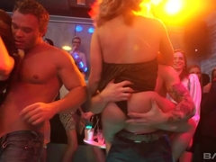 Блондинки, Брюнетки, В клубе, Группа, Межрасовый секс, Белье, Игрушки, Влажная
