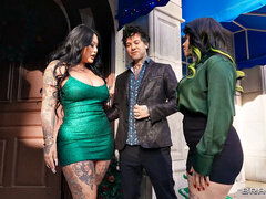 Culo grande, Vestido, Besar, Lamidas, Perforación, Coño, Ducha, Trio