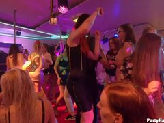 Tussi, Blondine, Blasen, Verrückt, Spermaladung, Aufs gesicht abspritzen, Orgie, Öffentlich
