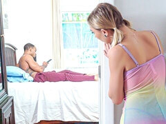 Chambre à dormir, Gros cul, Grosse bite, Sucer une bite, En levrette, Poilue, Seins naturels, Petite femme