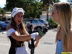 Gros seins, Blonde, 2 femmes 1 homme, Talons, Argent, Culottes ou slips, Plan cul à trois, Voyeur