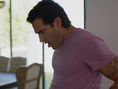 Nana, Tir de sperme, Famille, Embrassement, Léchez, Masturbation, Cheveux courts, Branlette espagnole