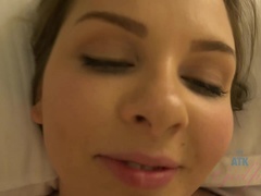 Derrière les coulisses, Brunette brune, Petite amie, Masturbation, Pov, Mamelons bombés, Dormant, Vibromasseur