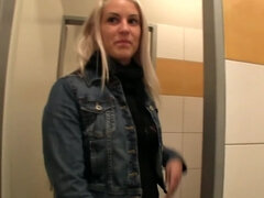 Blond, Toilet
