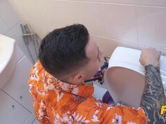 Bad, Grosse titten, Hundestellung, Würgen, Jeans, Masturbation, Schlampe, Flotter dreier