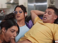 Sucer une bite, Brunette brune, Queue, 2 femmes 1 homme, Maman, Suçant, Adolescente, Plan cul à trois