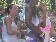 Beso negro, Culo grande, Bailar, Despelote, Mamá, Nudista, Tetas, Mojado