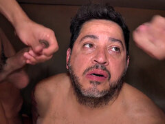 Chubby DILF shares doubledildo in 3some with twink