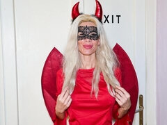 Flattering Bimbo Barbi - curvy dirt - Club Castings