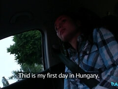 Sucer une bite, Brunette brune, Voiture, Queue, Européenne, Branlette thaïlandaise, De plein air, Pov