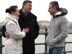 In den arsch, Braunhaarige, Gehörnter ehemann, Sperma im mund, Schmutzig, Ehemann, Arsch lecken, Flotter dreier