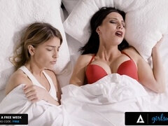 18 ans, Brunette brune, Défloration, Première fois, Lesbienne, Masturbation, Suçant, Nénés