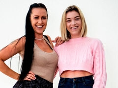 Blond, Zoenen, Lesbisch, Natuurlijke tieten, Kut duiken, Geschoren, Strippen, Tieten likken