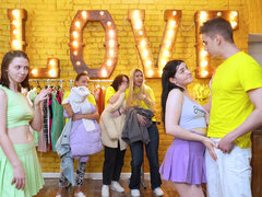 Corridas faciales, Lamidas, Tetas naturales, Orgasmo, Fiesta, Afeitado, Calcetines, Adolescente