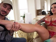 Aus dem arsch in den mund, Grosser arsch, Füsse, Fussjob, Absätze, Lingerie, Ablutschen, Tätowierung