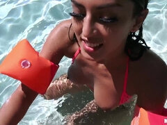 美女, デカチン, フェラチオ, ラティーナ, プール, オマンコ, ティーン, オッパイの