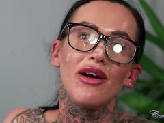 お尻, デカ尻, デカパイ, フェラチオ, 茶髪の, 顔射, 眼鏡, スペルマ